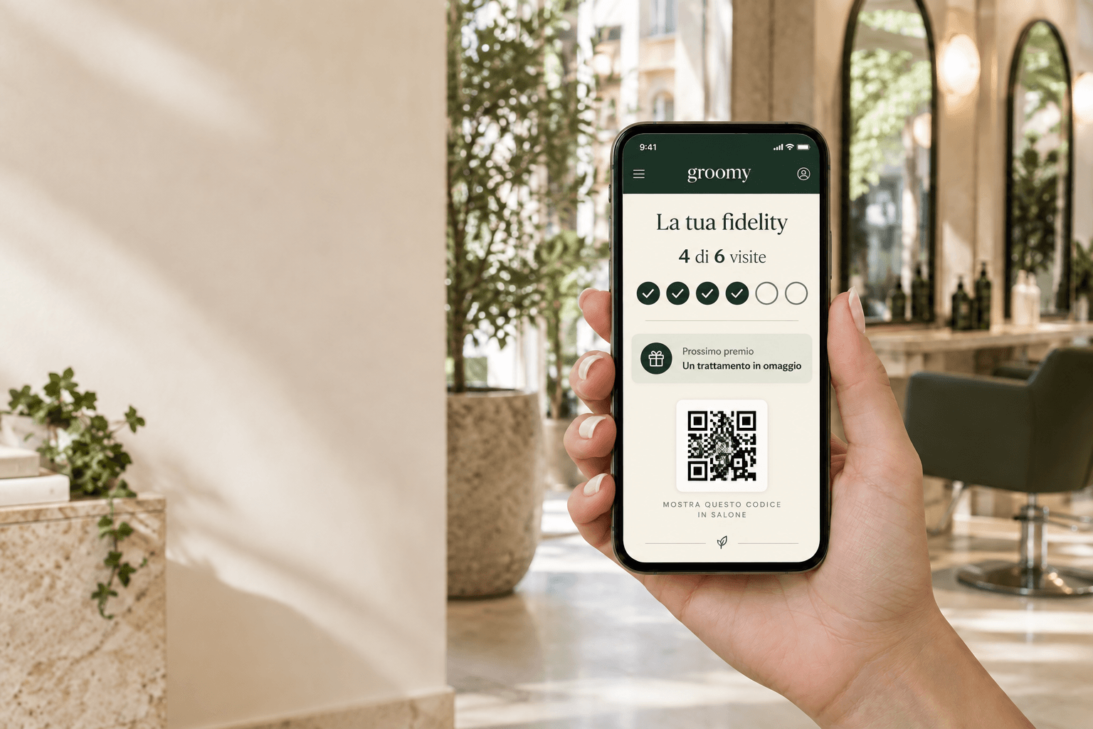 Cliente che mostra la fidelity Groomy aperta sul telefono